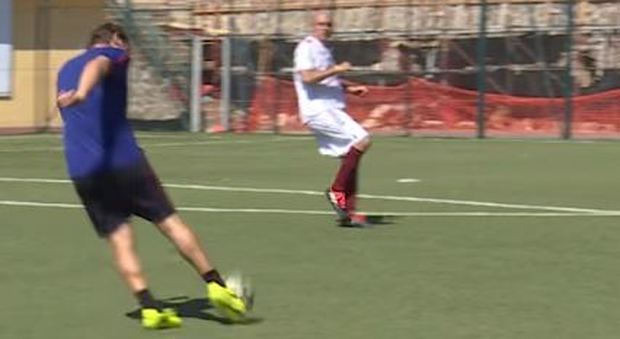 Eurogol di Totti, il tiro di esterno destro si infila nel sette: avversari senza parole Video