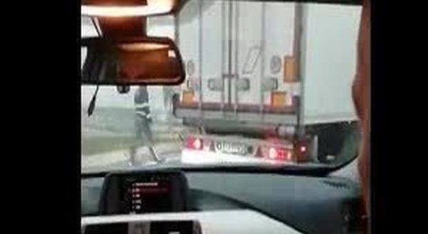 La polizia pedina i camion della banda