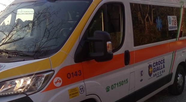 Ancona, donna si sente male: ambulanza bloccata da bancarelle e sosta selvaggia