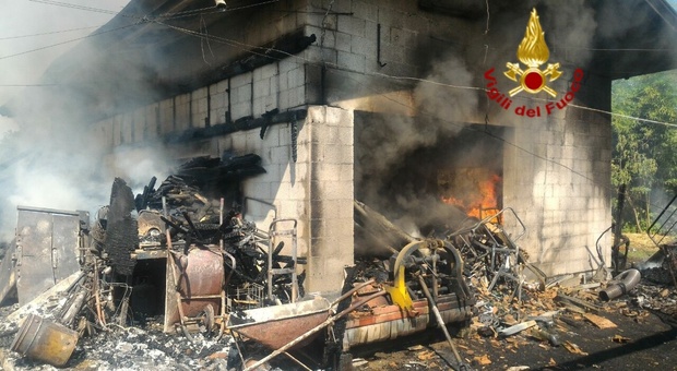 Incendio in un capannone vicino a una casa: vigili del fuoco in azione