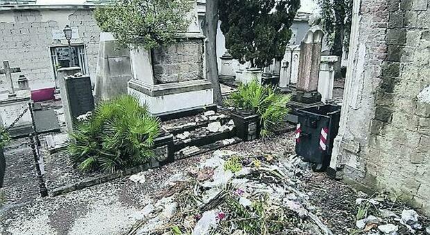 Cimitero di Poggioreale tra erbacce, rifiuti e lapidi in frantumi: «Così rischiosa anche una preghiera»