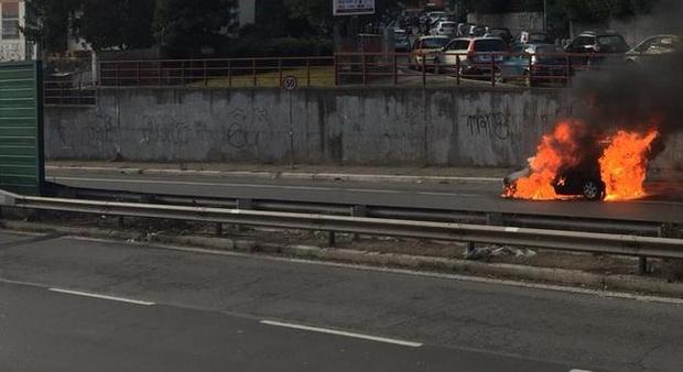 Auto in fiamme sulla Portuense: strada parzialmente chiusa