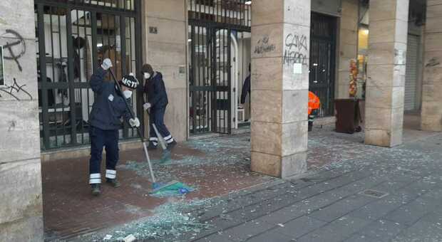 Un'altra bomba esplode a Nocera, distrutte le vetrine di un negozio
