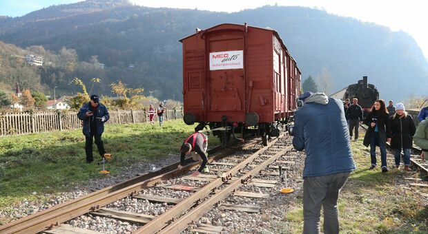 Nuovo record mondiale Alex Camera traina carrozza ferroviaria