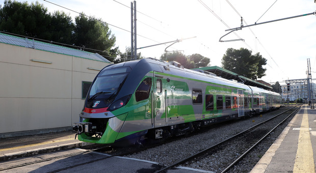 Trasporti, i treni sono sempre più green: ecco il nuovo convoglio elettrico sulla tratta da Bari a Taranto