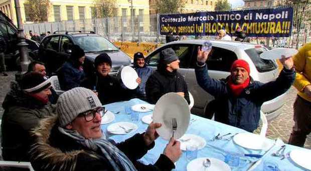 Napoli. Tavola vuota sotto il Comune, la protesta del mercato ittico | Video