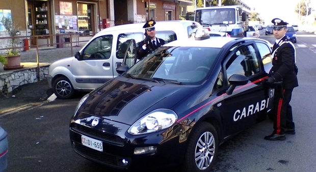 I carabinieri davanti al bar di Frascati