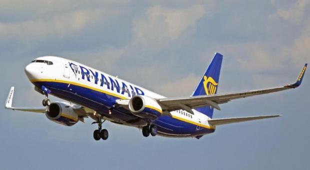 Ryanair, The Guardian: «Crepe in tre Boeing 737». Ma la compagnia non rende pubblica la notizia