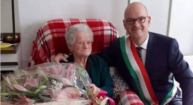 Nonna Silvia compie 108 anni, il vescovo e il sindaco alla sua festa