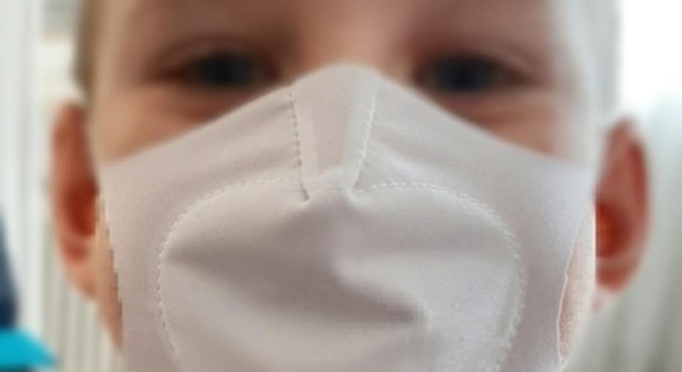 Bambini e mascherine, l'infettivologo: «Non sono indispensabili, l'importante è che le usino i genitori»