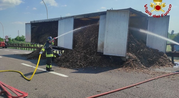Veicolo in fiamme sull'autostrada del Brennero (la foto di un nostro lettore incolonnato)