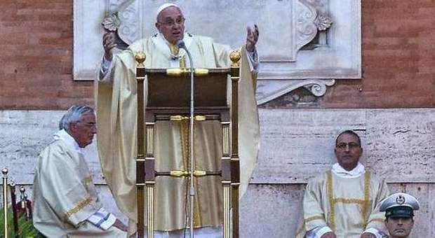 Vatileaks 2, Papa Francesco: "Amareggiato, ​ma vado avanti contro i serpenti velenosi"