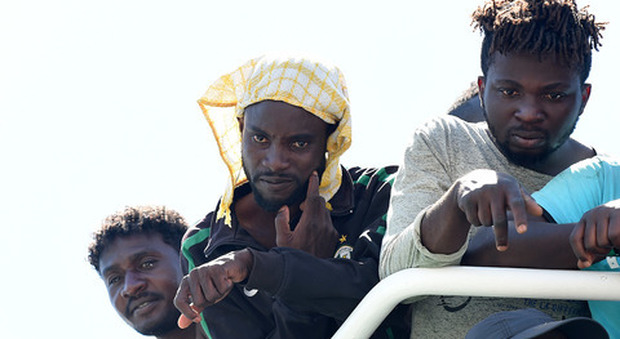 L'appello della Marina libica: «Siamo disperati, le Ong aiutano gli sbarchi»