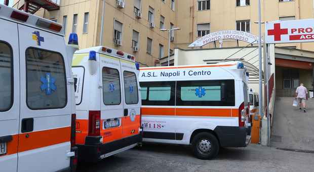 Napoli, ancora violenza al Loreto mare: ambulanza sequestrata insieme all'equipaggio