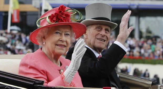 La regina Elisabetta e il principe Filippo festeggiano 72 anni di matrimonio: l'anniversario da record