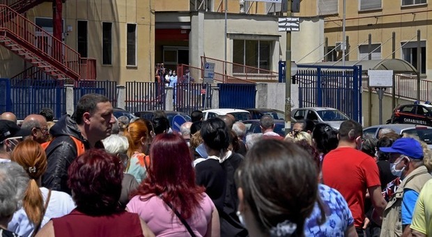 Loreto mare, manifestanti bloccano via Marina coi cassonetti: «Restuiteci il pronto soccorso»
