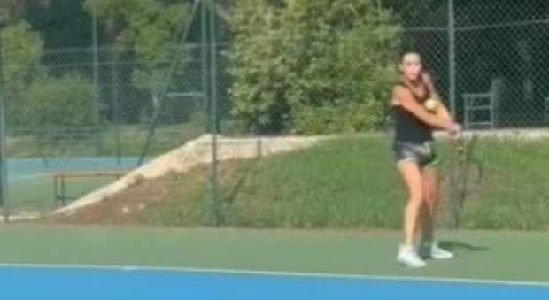 Flavia Pennetta gioca a tennis in Salento. E su Instagram fa il pieno di tifosi. Il video