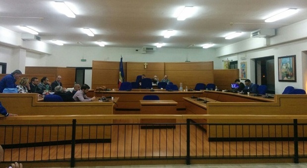 Volla, il bilancio bocciato in Consiglio: il sindaco Viscovo cade dopo 11 mesi