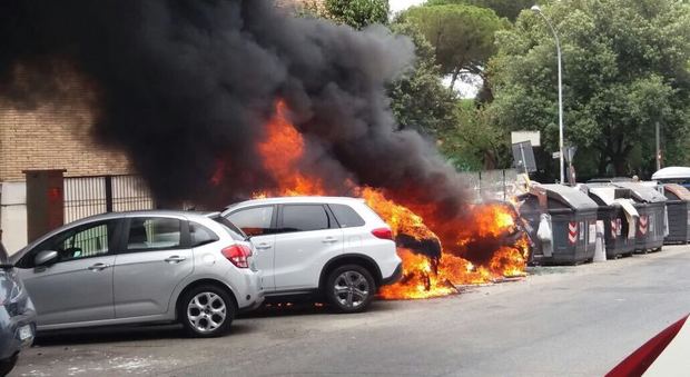 Incendio in via di Grotta Perfetta, le fiamme avvolgono le auto parcheggiate: paura tra i residenti