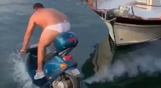 Tuffo in mare col motorino, l'imprenditore stabiese amico di Balotelli ora chiede scusa: «Era solo uno scherzo»