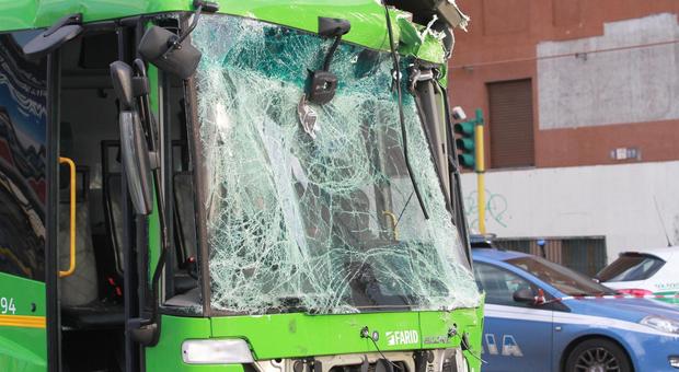Milano, scontro tra bus e camion: i due conducenti indagati per omicidio stradale