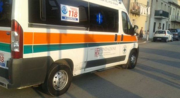 Ambulanza della Croce Verde tamponata vicino alla sede