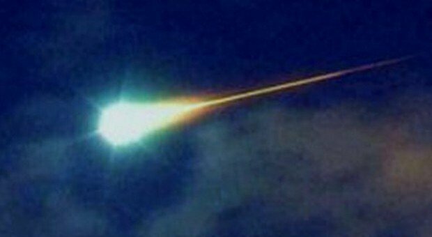 Brindisi, un boato squarcia il silenzio: il meteorite illumina il cielo