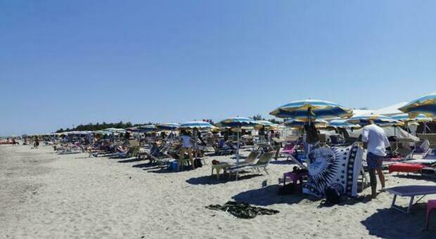 Telefoni muti in spiaggia a Boccasette. Disagi per turisti e operatori