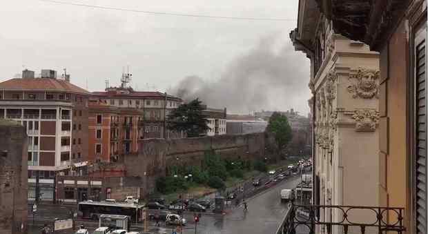 Roma, fiamme nella sede del ministero dell'Economia: a fuoco il quarto piano