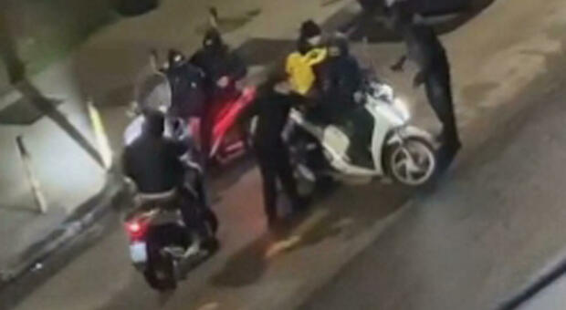 Rider picchiato e rapinato a Napoli, altro video choc con i banditi armati e incappucciati: «Lo scooter è nostro»