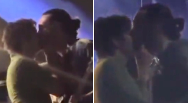 Taylor Swift, l'ex fidanzato bacia un compagno di band sul palco: gruppo bandito dalla Malesia, cosa è successo
