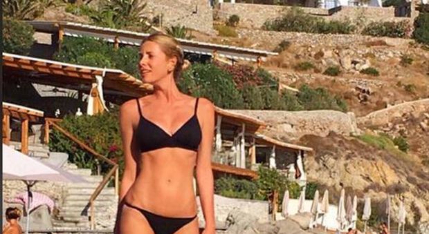 Alessia Marcuzzi, fuga d'amore a Mykonos: il bikini nero è super sexy