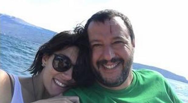 Salvini dimentica il tradimento, nuovo selfie romantico con la sua Elisa
