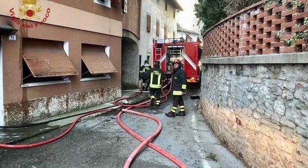 Si incendia una casa, muore bambino a Pordenone: vigili in azione troppo tardi