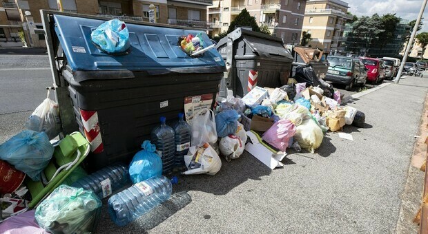 Rifiuti, dal 4 ottobre al 31 dicembre Napoli raccoglierà 150 tonnellate di immondizia di Roma.
