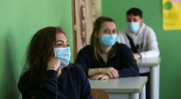 Maturità, il sottosegretario Sasso: «Mascherine via, prof e studenti devono respirare»
