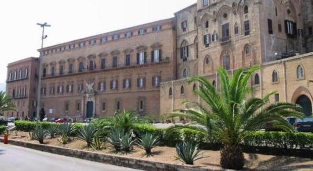 Spese folli alla Regione Sicilia: i consiglieri ​spendono 700mila euro per due giorni in Qatar