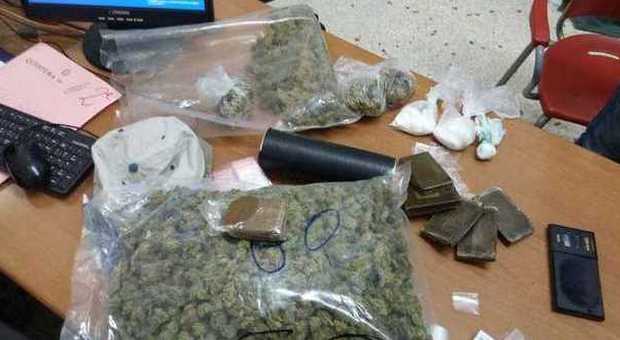 Tre chili di droga in un garage di Fuorigrotta: 18enne riconosciuto su Whatsapp e arrestato