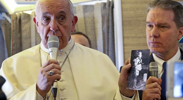 Il Papa distribuisce sull'aereo per il Cile la foto del bimbo di Nagasaki: «Mi ha commosso»