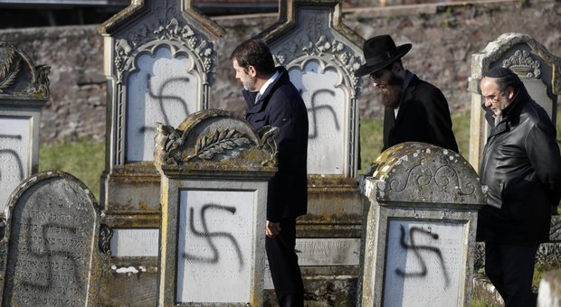 immagine Francia, oltre cento tombe ebraiche profanate con le svastiche