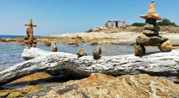 Sculture di pietra lungo il litorale: "stone balance" a Punta Penne