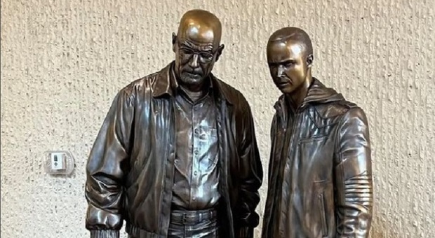 Breaking Bad, polemiche per le statue dei protagonisti ad Albuquerque. «Celebrano i produttori di metanfetamina»