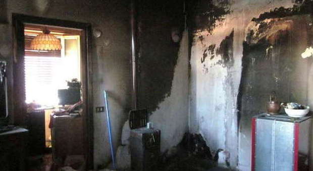 L'interno della casa dopo l'incendio