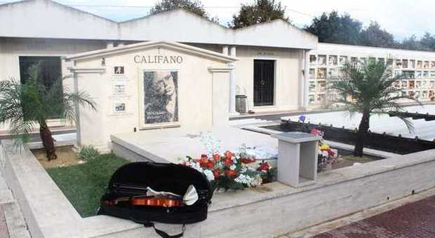 La tomba di Franco Califano nel cimitero di Ardea