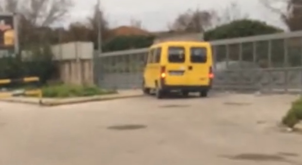 Napoli, scuolabus con bimbi a bordo sfreccia per superare le auto in coda