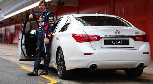 Sebastian Vettel con la nuova Infiniti Q50 che ha contribuito a sviluppare in Giappone
