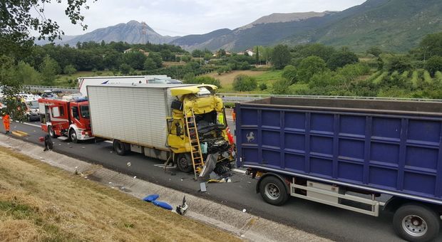 Schianto tra Tir sull'autostrada Napoli-Roma: camionista campano tra la vita e la morte