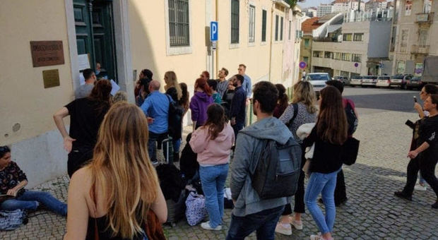 Turisti italiani a Lisbona davanti all'ambasciata