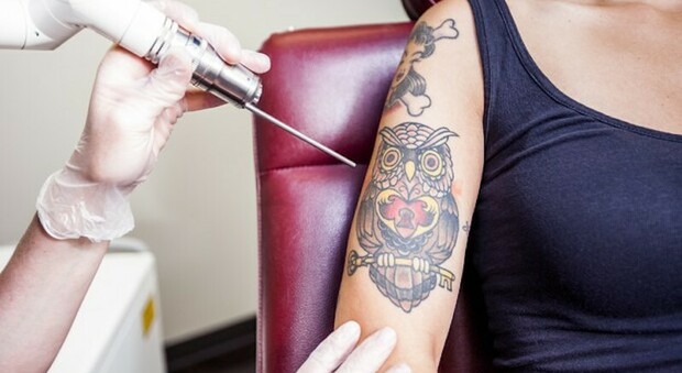 Donna costretta dal datore di lavoro a coprire i tatuaggi con del nastro adesivo verrà risarcita