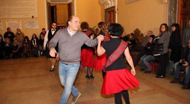 Il sindaco di Osimo Simone Pugnaloni alle prese con il ballo